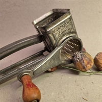 håndrivejern-metal-træhåndtag-mouli-product-france-gammelt-køkkenredskab